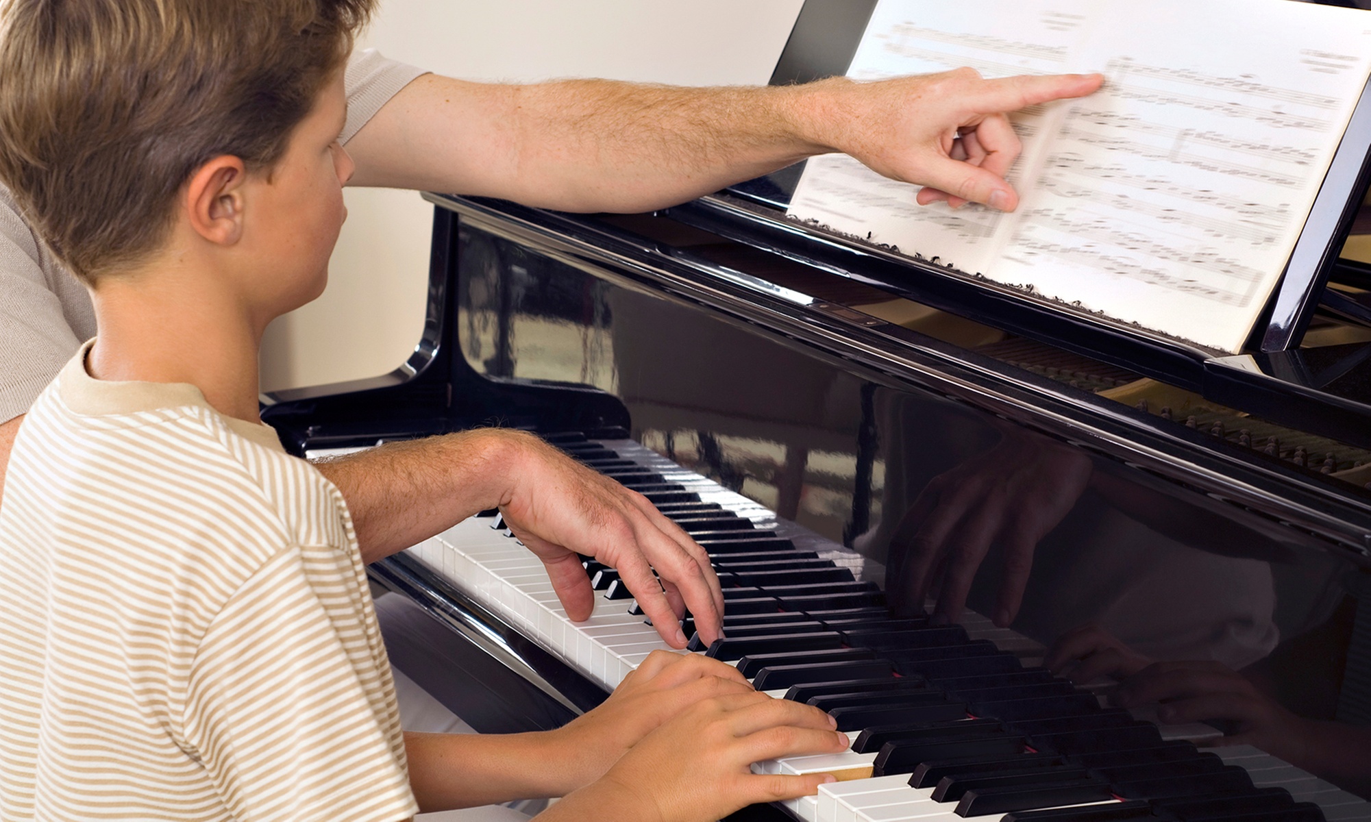 Relaxed piano or guitar lessons with experienced teachers
