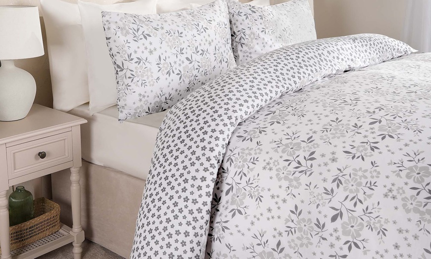 Image 2: Ditsy Print Reversible Duvet Set
