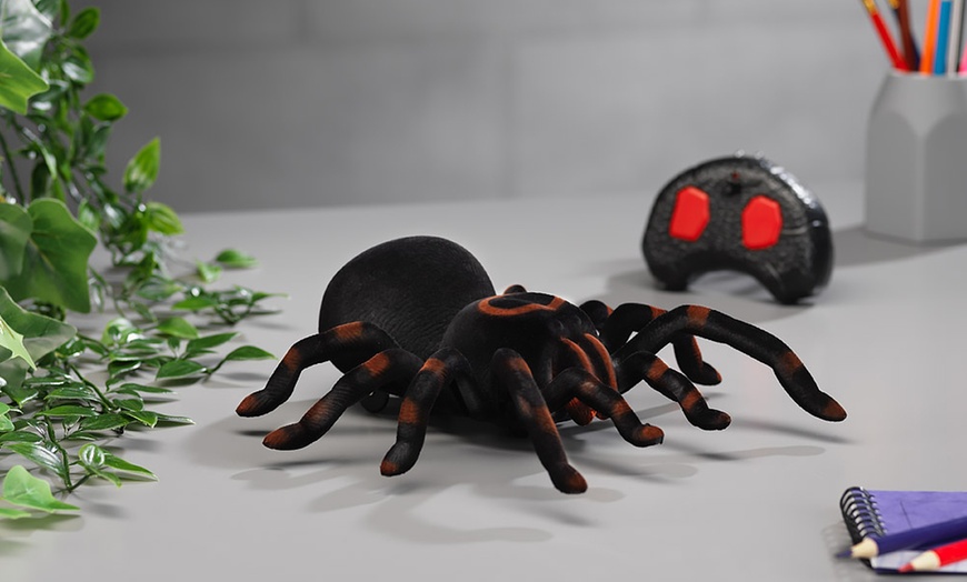 Image 1: Light-Up Remote-Control Spider