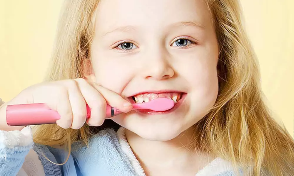 Elektrische Kinder-Zahnbürste mit Cartoon-Motiv + 6 Bürstenköpfe