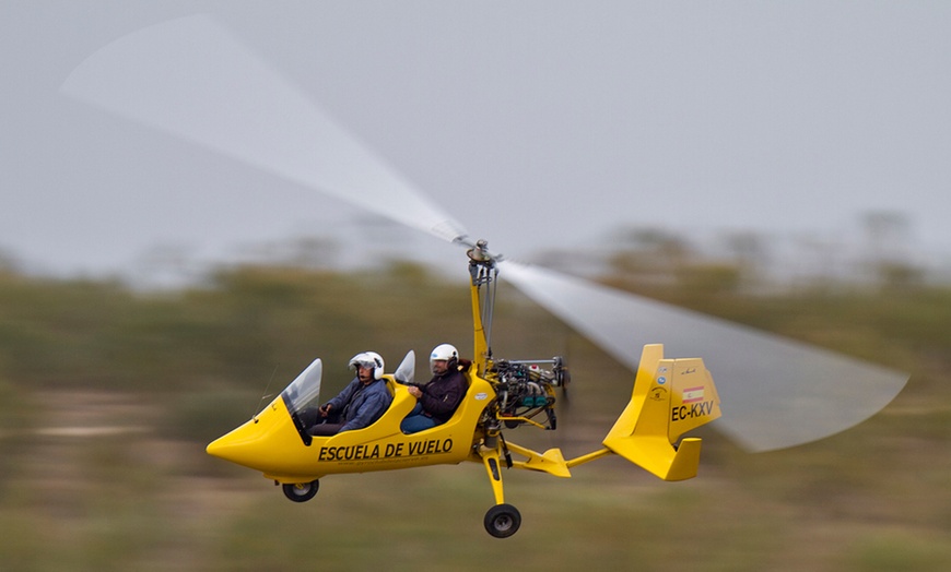 Image 1: Bautismo de vuelo: autogiro para 1 o 2 personas con duración a elegir 