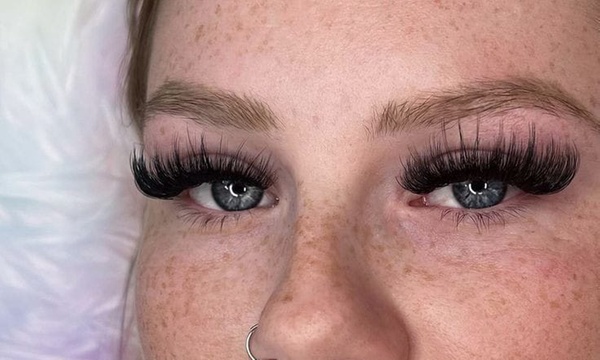 Depilación con hilo, visajismo de cejas y extensiones de pestañas