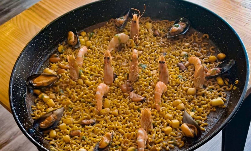 Image 3: Menú para 2 o 4 personas con entrante, principales, postres y bebidas