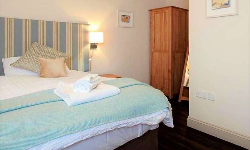 Image 3: Dorset: 1 or 2-Night Stay w/ Breakfast and Optional Main-course Dinner