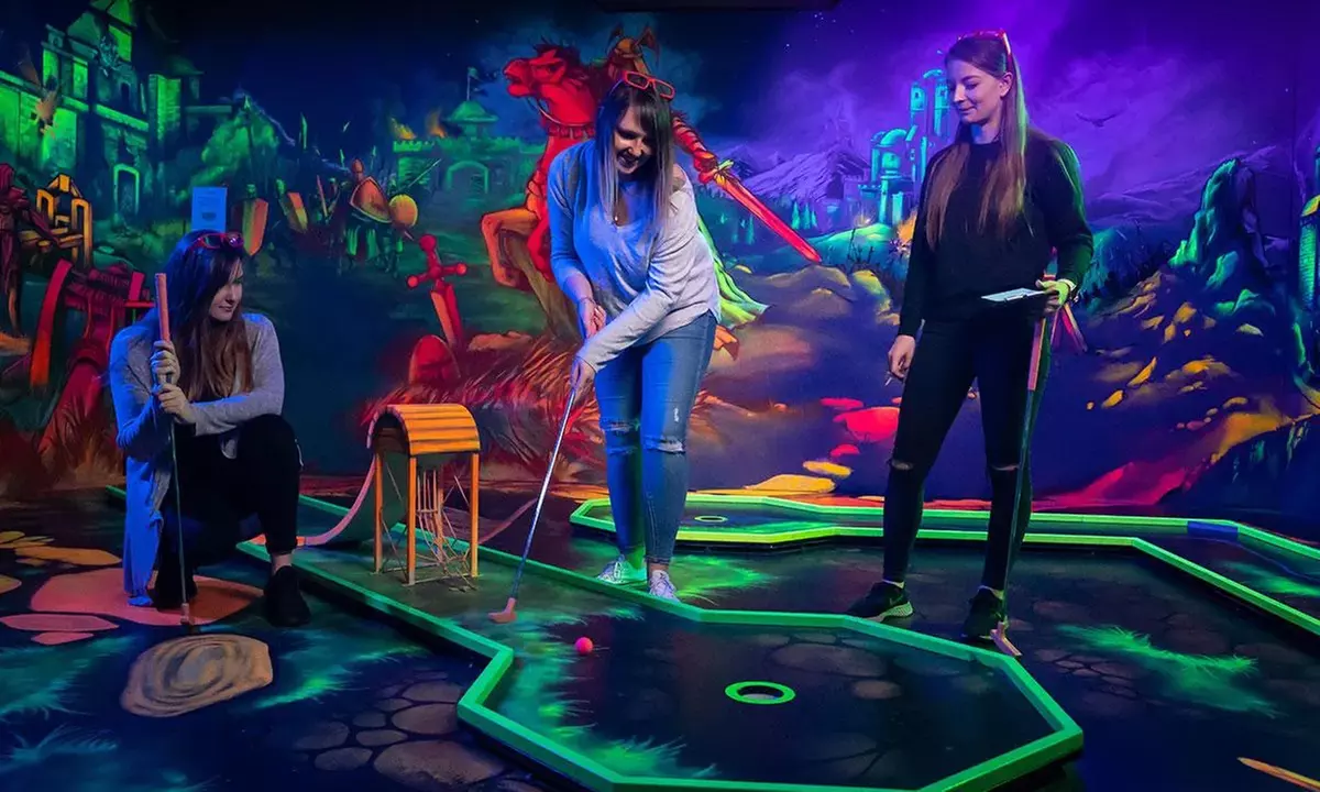 1 Spiel Schwarzlicht Minigolf inkl. Getränk in der GlowZone 4D Düsseldorf (bis 24% sparen) - Primary Image
