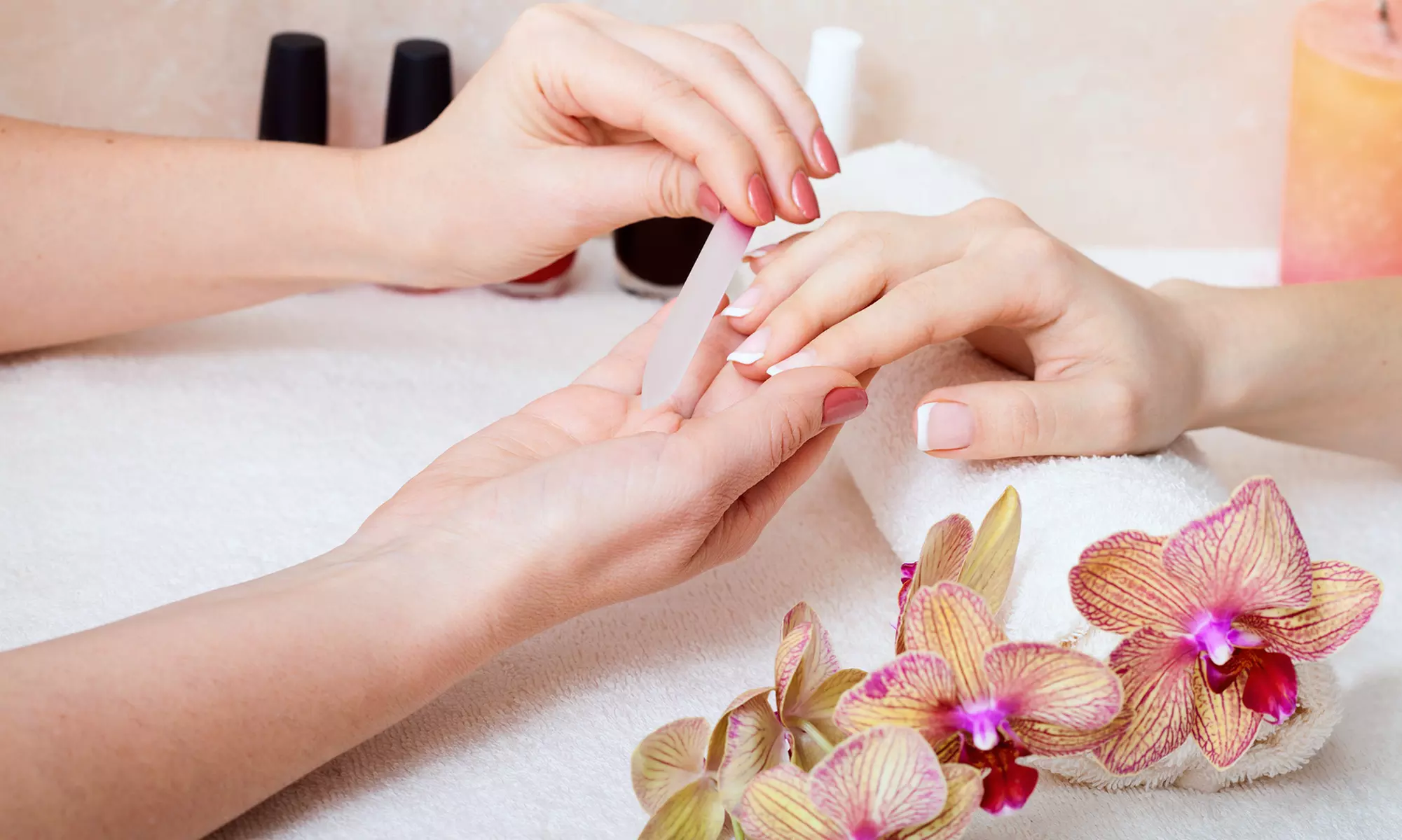 Uñas impecables: sesión de manicura con esmaltado tradicional o semipermanente; ahorra hasta un 54% - Primary Image