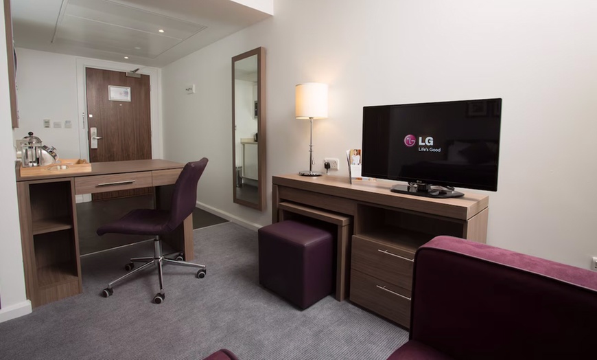 Image 5: Birmingham: 4* Studio Suite Room with Breakfast and a Bottle of Wine