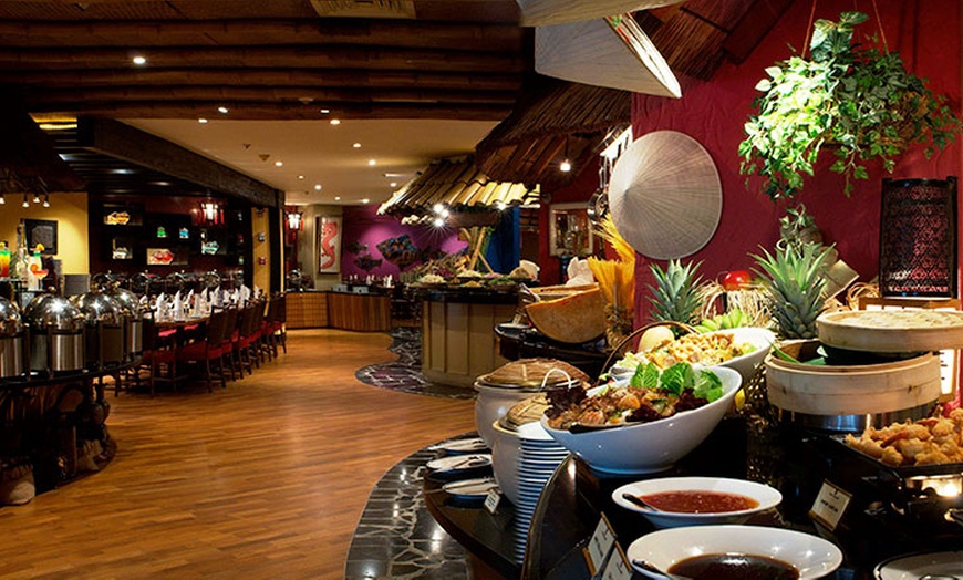 Image 2: Brunch/buffet@Crowne Plaza Deira