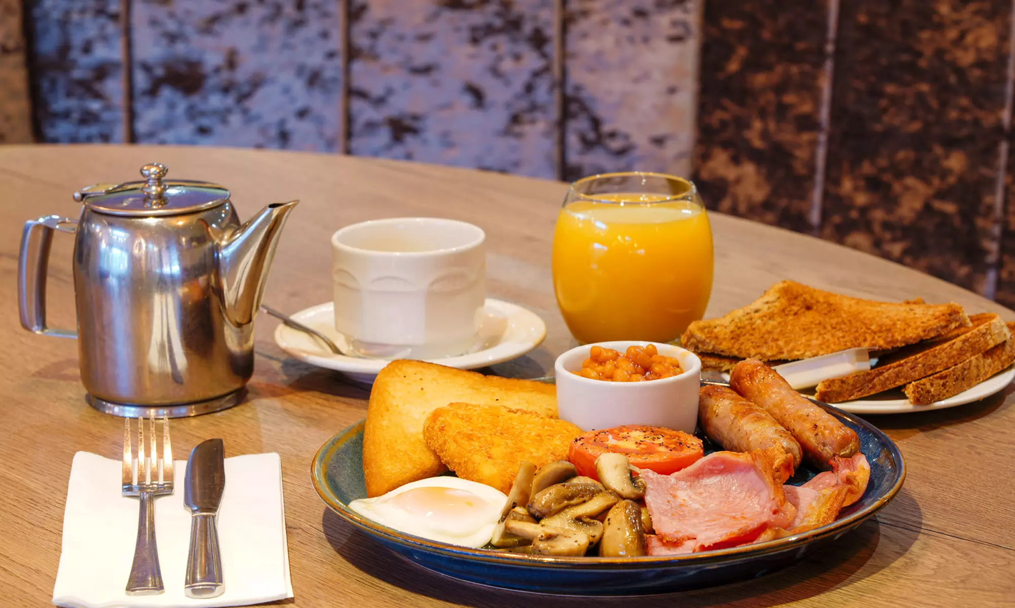 West Yorkshire: Double Room for 2 w/ Breakfast & Dinner, Plus Prosecco