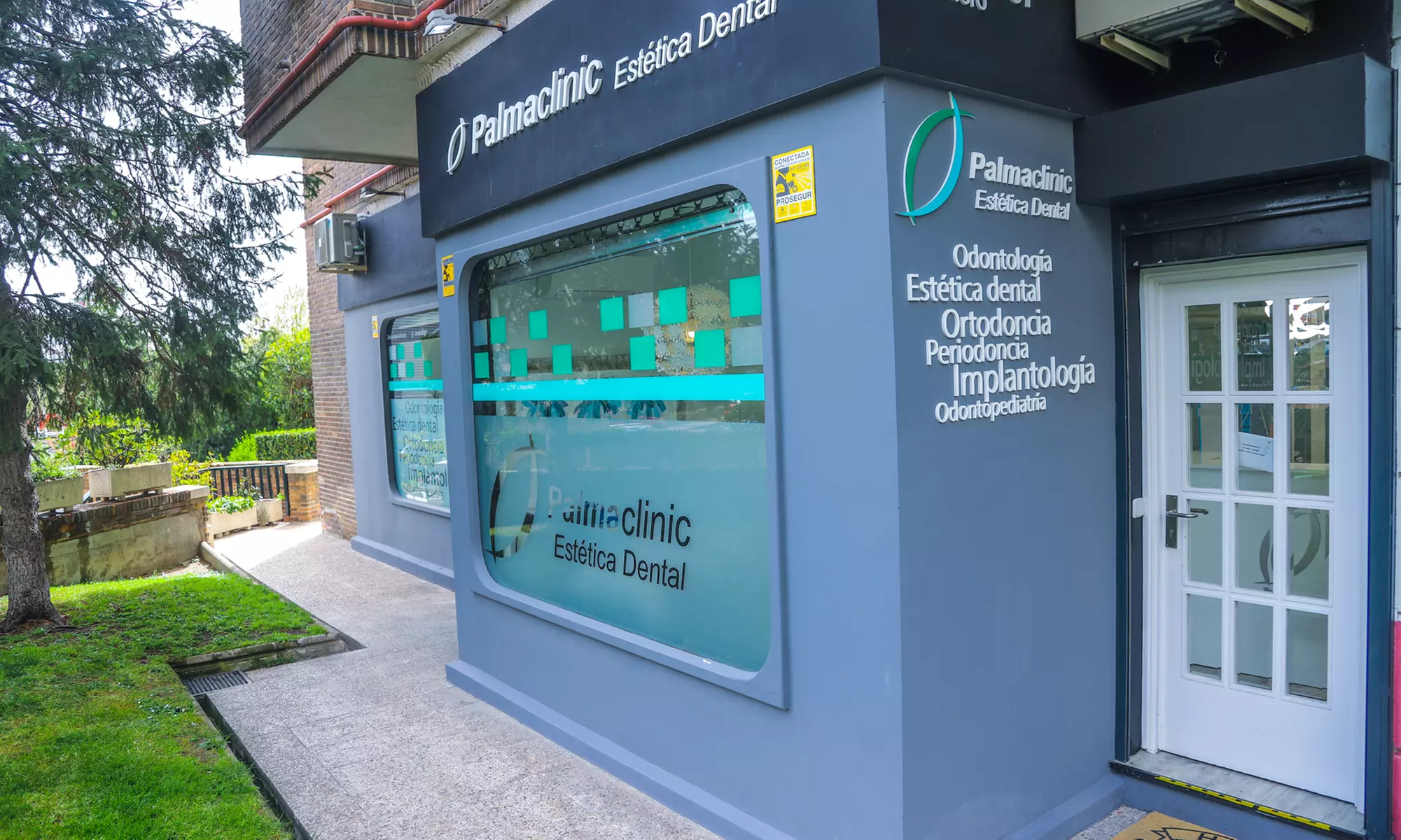 Sonrisa alineada con 1 o 2 retenedores de ortodoncia transparentes