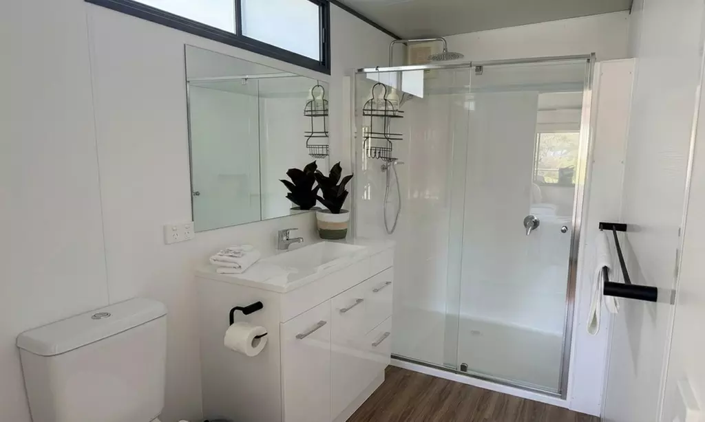 Phillip Island: Deluxe 2 or 3 Bedroom Cabin with Wine & Late Check-out