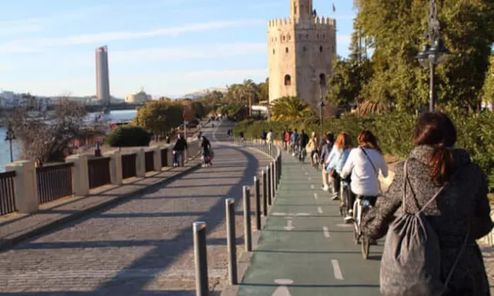 Tour guiado por Sevilla en bicicleta para 2 o 4 personas con Naturanda Turismo Ambiental - Second Medium