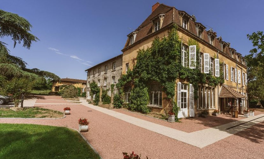 Image 1: Jusqu'à 30% de remise sur Française chez Le Chateau de la Barge Restaurant