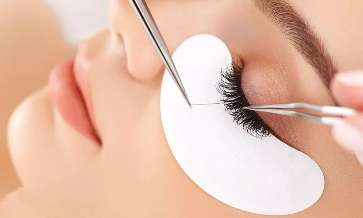 Full Set of Classic Eyelash Extensions for a Fuller Look