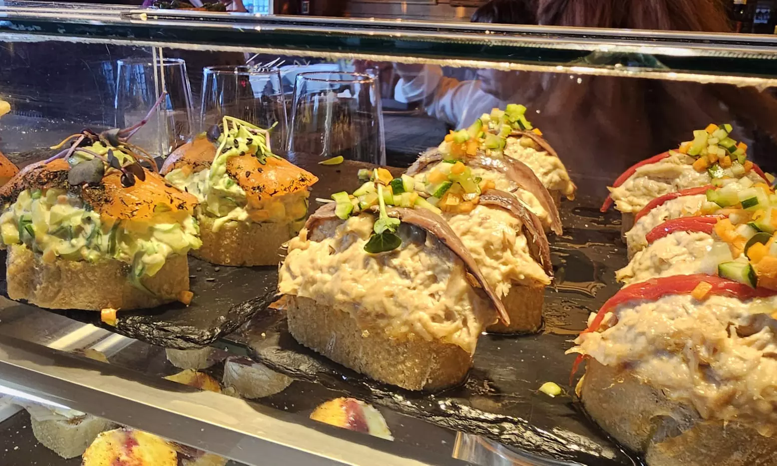 Erlebe den authentischen Geschmack Spaniens: Pintxos und Wein nach Wahl für 2 oder 4 Personen (bis 34% sparen) - Second Medium