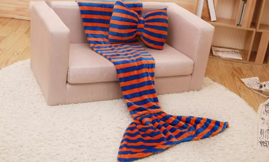 Image 2: Mermaid Blanket with Bow Cushion
