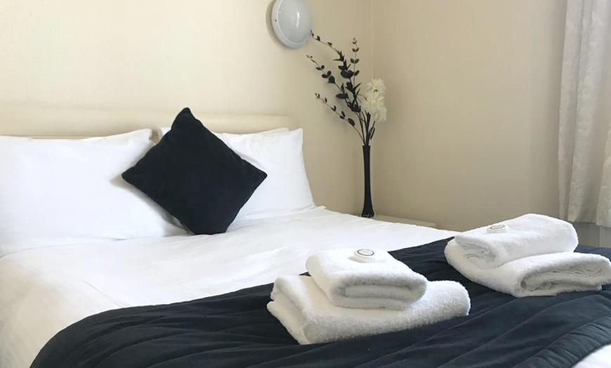 Image 5: Torquay: 4* Double Room Stay with 2-Course Dinner