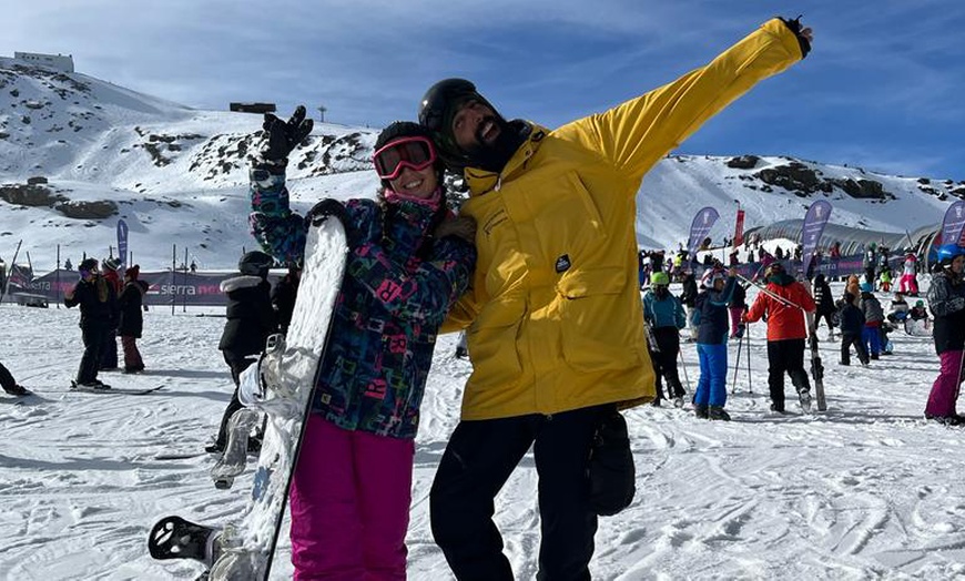 Image 12: Deslízate como un pro: clases de esquí o snow con material incluido