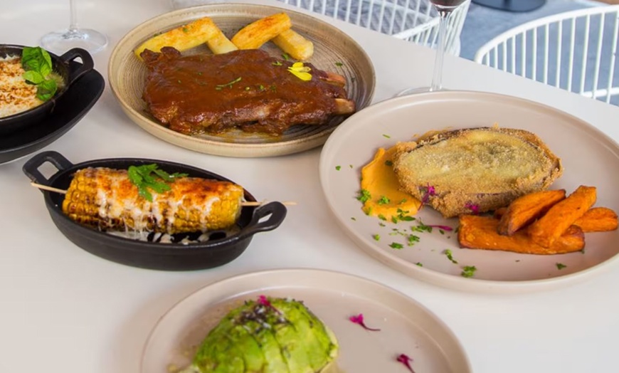 Image 8: Menú mediterráneo para 2 o 4 con postre y bebida o botella de vino