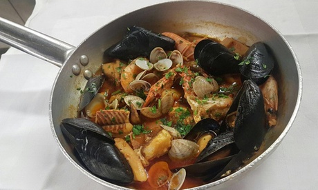 Menu di pesce con dolce e calice di vino per 2 o 4 persone al ristorante Vino & Crostini 2 (sconto fino a 59%)