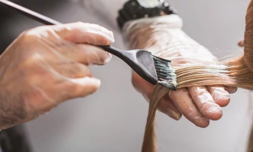 Image 5: Sesión de peluquería con tratamiento capilar, tinte o mechas