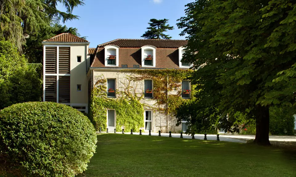 Périgord Noir : 1 nuit avec PDJ et option déjeuner ou dîner gastronomique à l'Orangerie du Château de Reynats*** - Primary Image