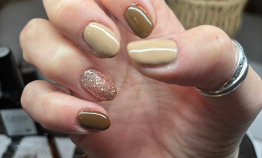 Image 3: Ongles impeccables et brillants avec beauté des mains ou des pieds