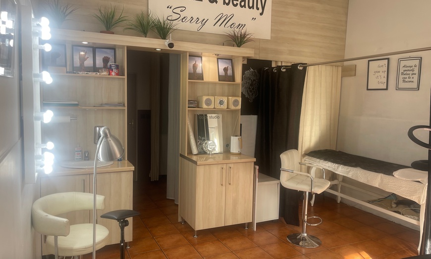 Image 9: Klasyczna lub hybrydowa stylizacja paznokci w wersji spa