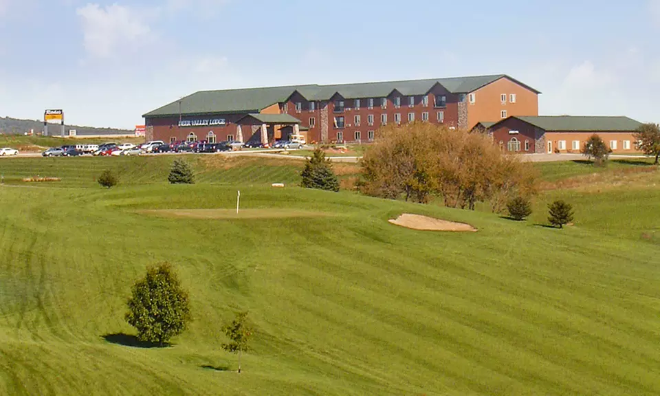 1-Night Stay for Up to Four with Optional Dining Credit at Deer Valley Lodge in Barneveld, WI. Combine Up to 5 Nights. - Primary Image