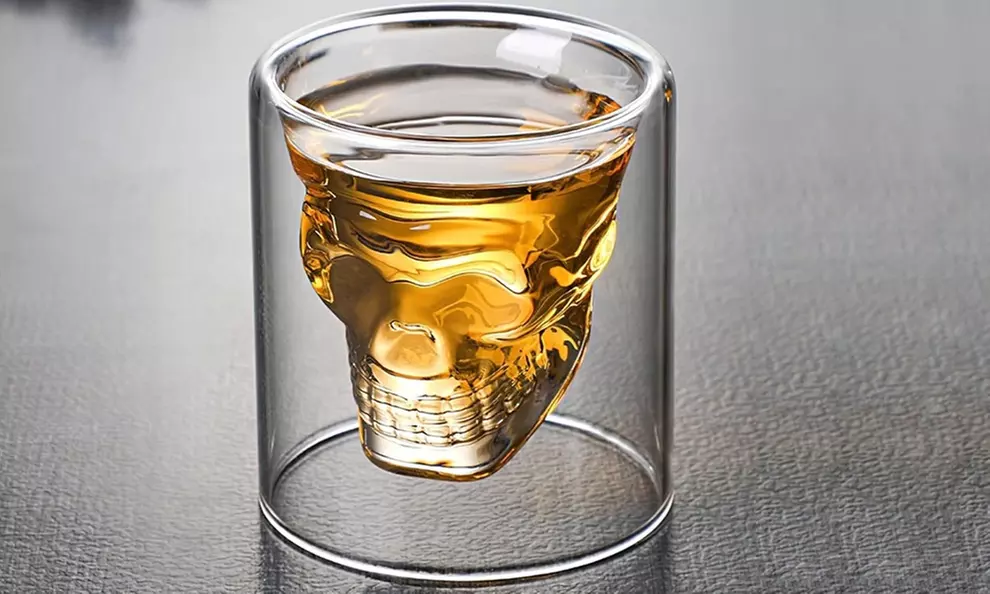Vaso de licor en forma de calavera con efecto visual de levitación - Primary Image