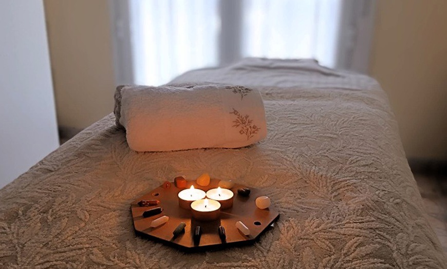 Image 1: Masaje de 60 o 90 minutos a elegir con té de bienvenida para 1 persona