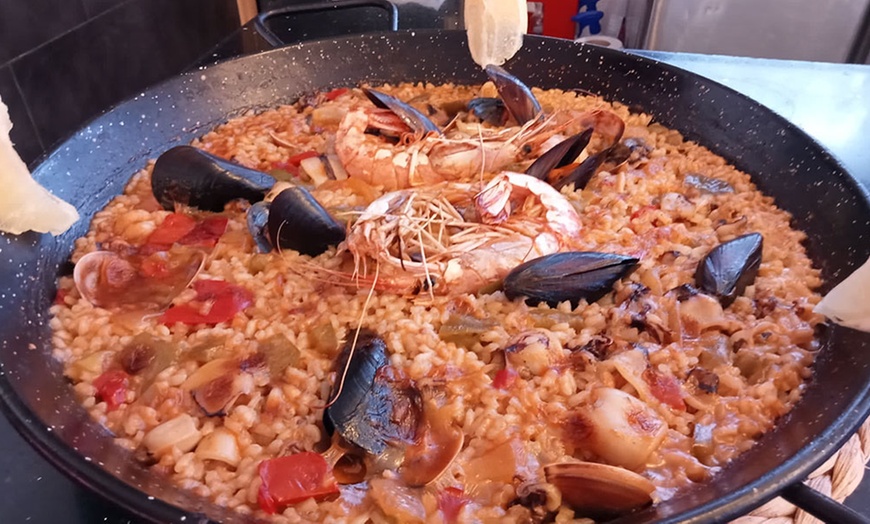 Image 1: Festín mediterráneo: menú de paella con opción a botella de vino