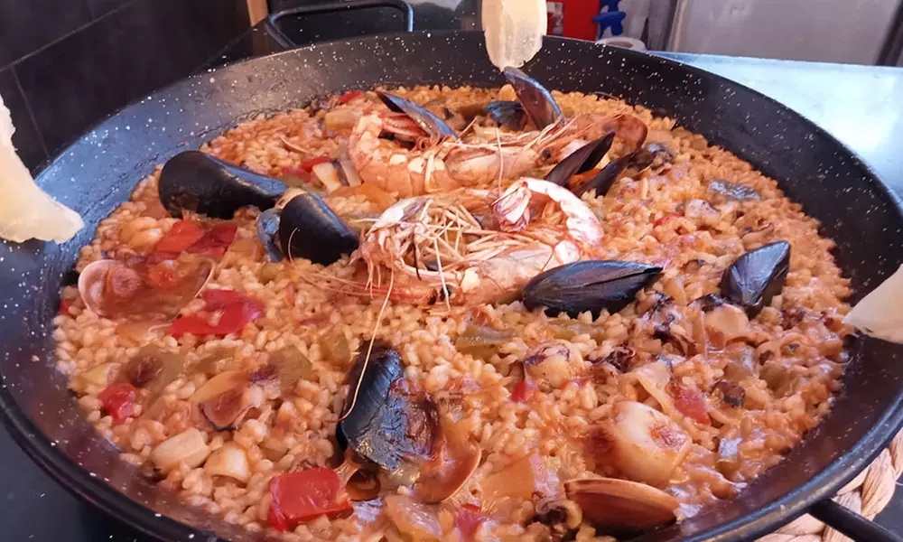 Festín mediterráneo: menú de paella con opción a botella de vino