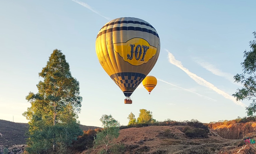 Image 13: Viaje en globo para 1 o 2 personas al amanecer con desayuno y brindis