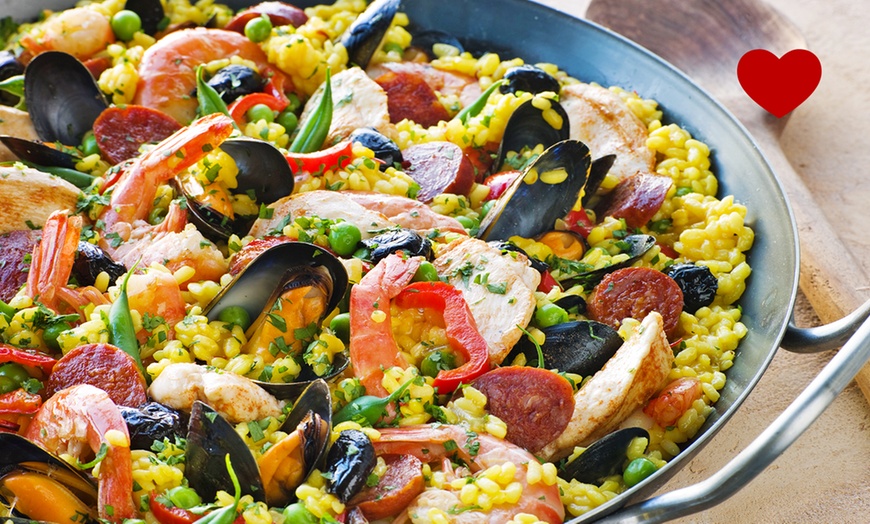 Image 1: Cuisine espagnole : paella pour 2 personnes