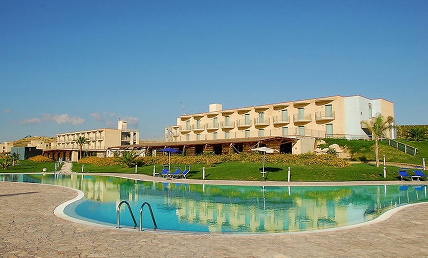 Image 1: Menfi Beach Resort 4*