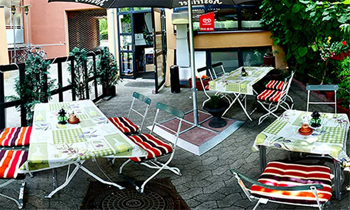 Schnitzel-Menü mit Gurkensalat