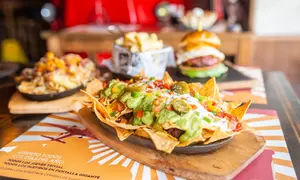 Cena internacional para 2 personas con entrante, principal, postre y bebida en Le Grand Cafe Teatinos