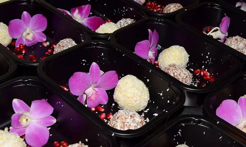 Catering dietetyczny: 3 diety do wyboru z dostawą na 3-30 dni ze Studia Zdrowia Dietering - Primary Image