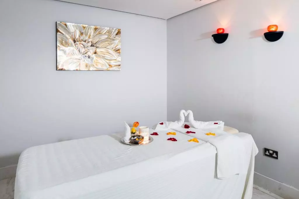 4* Abu Dhabi: 1-Night with Breakfast & Optional Lunch OR Dinner