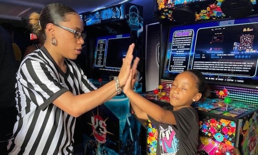 Mobile arcade gaming truck with flexible hour options