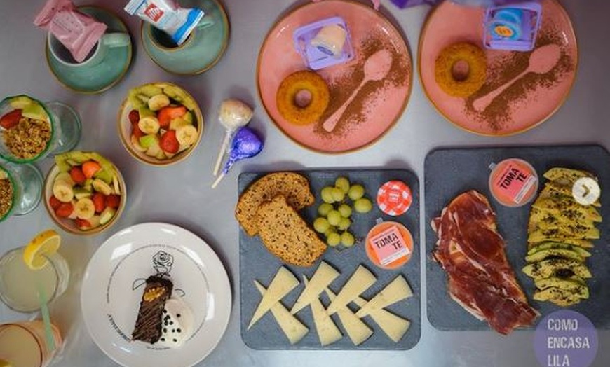 Image 1: Menú de brunch con encanto rústico con tosta, dulces y bebidas