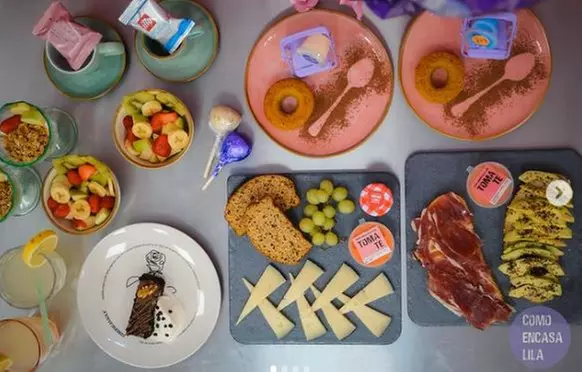 Menú de brunch con encanto rústico con opción salada, opciones dulces y bebidas en Como en Casa Lila - Primary Image