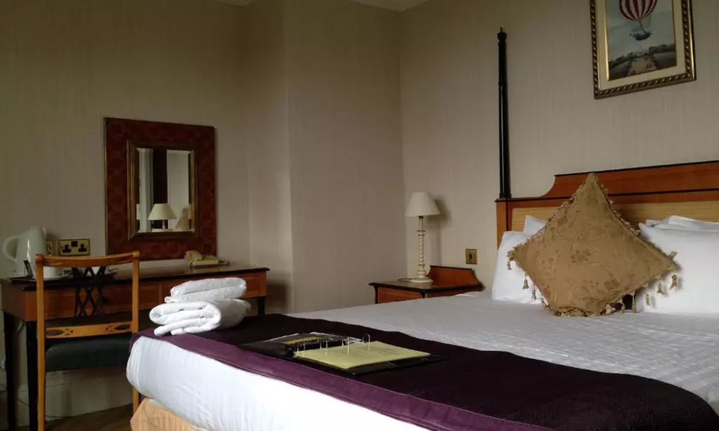 Charming Chester: For 2 or 4 with Breakfast, Bubbly and Pool Access