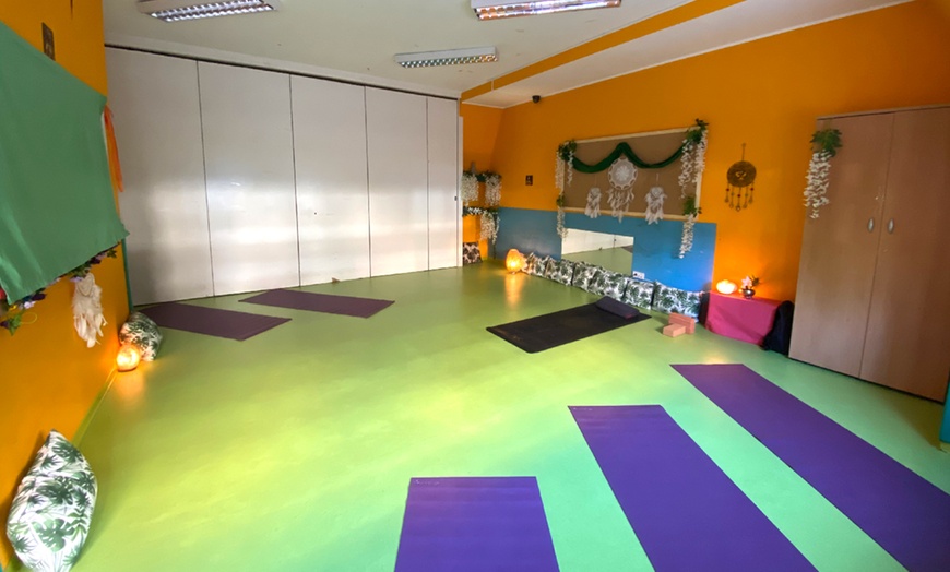 Image 3: 4 clases o 1 mes de clases de yoga ilimitado para 1 persona 