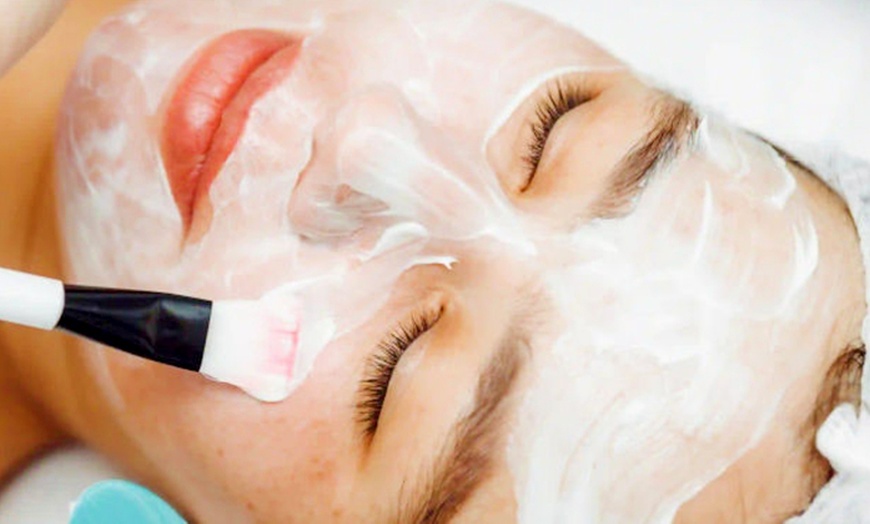 Image 2: Enjoy Premium Korean Facial with Deep Cleansing and Facial Brightening