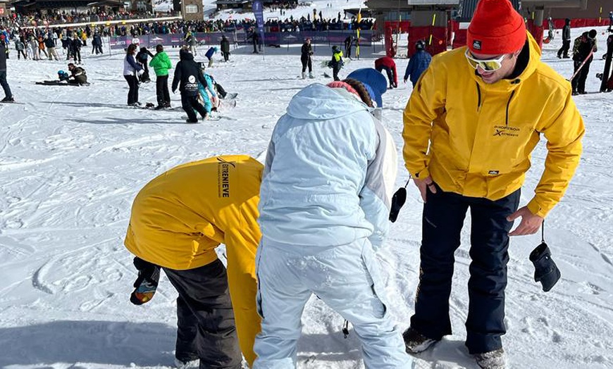 Image 7: Deslízate como un pro: clases de esquí o snow con material incluido