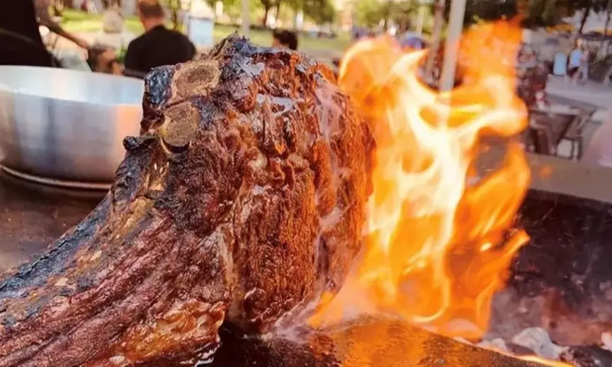1,2 kg Dry-Aged Tomahawk-Steak mit Beilagen für 2 Personen