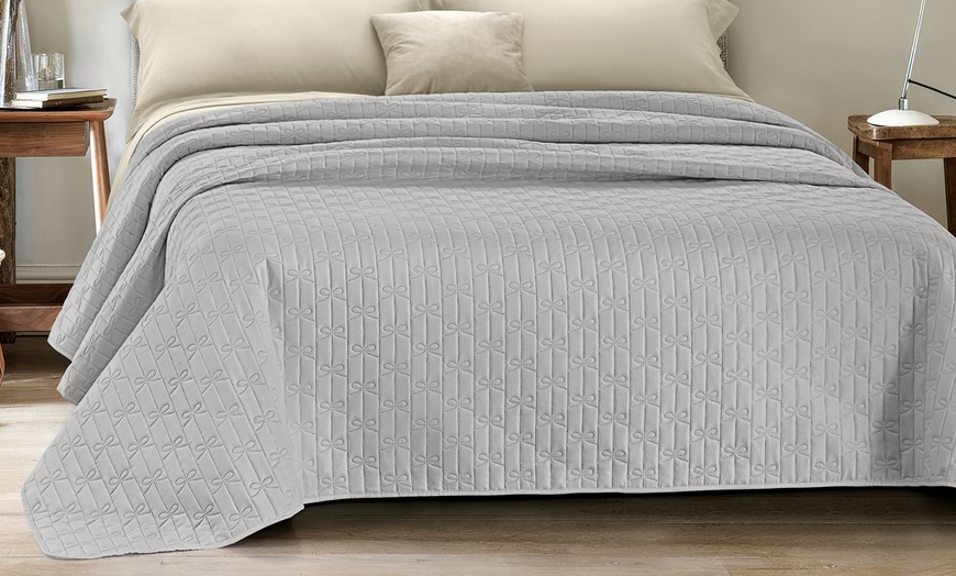 Image 3: Double Quilted Bedspread with Bow Design