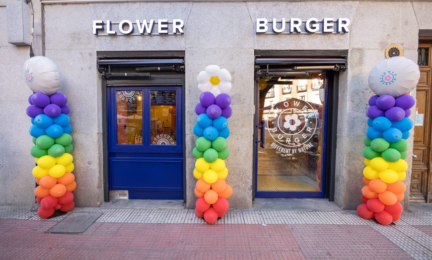 Image 7: Menú de hamburguesa con postres y bebida para 2 o 4 personas